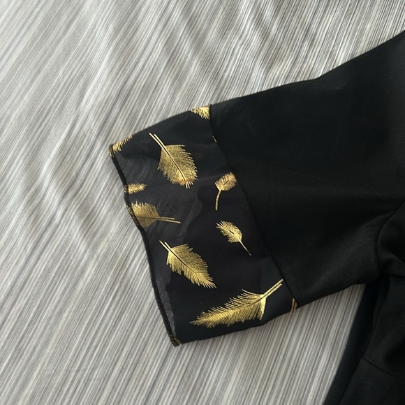 Beautiful gold leaf detail on this lovely casual top. Size L - Picture 3 of 4